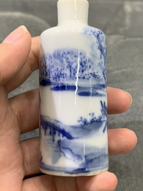 清晚期青花踏雪寻梅图鼻烟壶 - 图9