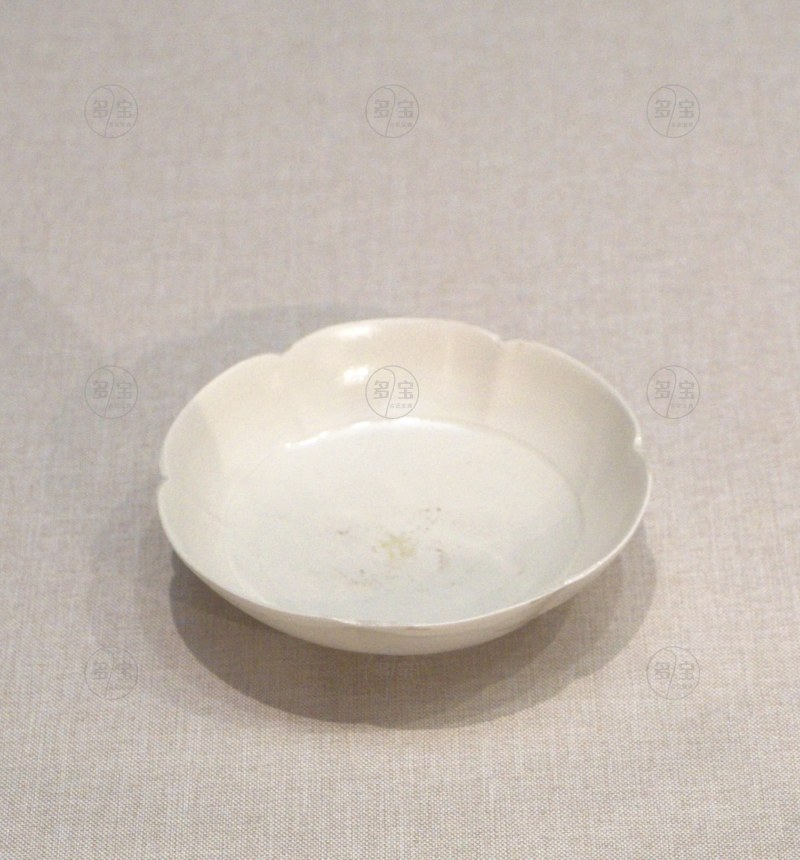 辽 白釉花口碟