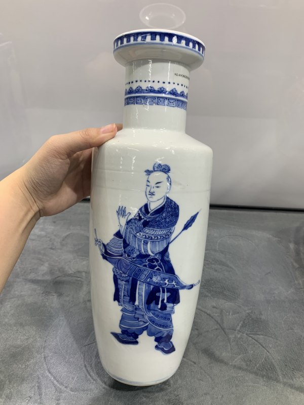 清晚期青花无双谱人物故事纹棒槌瓶 - 图3