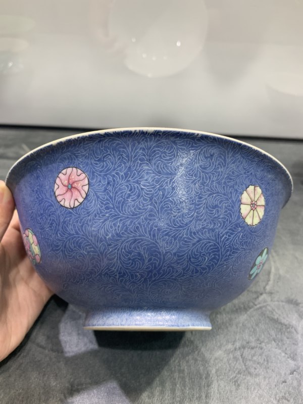 清乾隆蓝地轧道粉彩皮球花卉纹大碗 - 图4