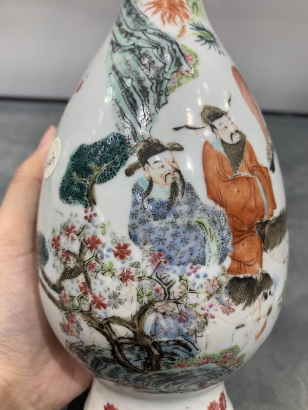 清晚期粉彩关公出行图胆瓶 - 图9
