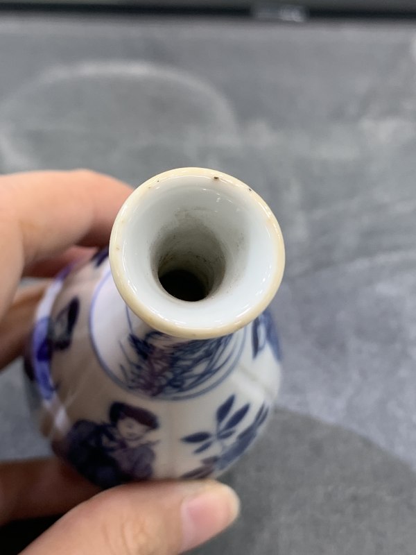 清康熙青花四美图瓜棱小胆瓶 - 图5
