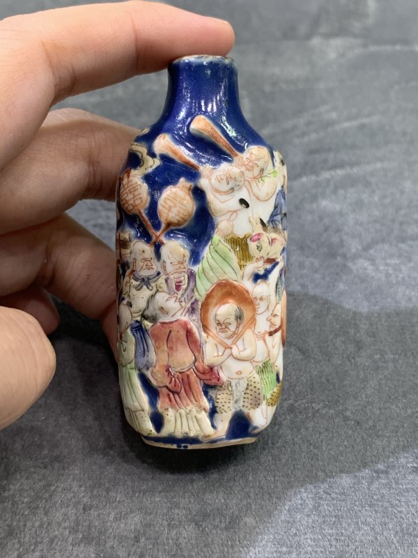 清中期蓝地堆塑粉彩钟馗嫁妹人物故事纹鼻烟壶 - 图4