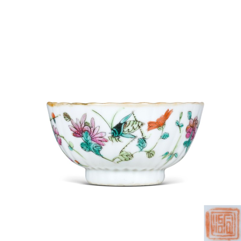 清同治粉彩飞黄腾达纹模印花口碗