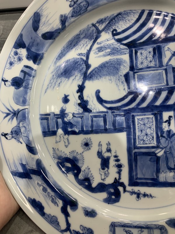 清康熙青花合家欢人物故事纹折沿盘 - 图4