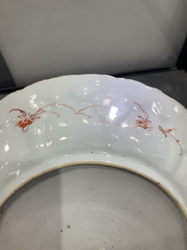 清康熙矾红庭院仕女图模印花口大盘 - 图8