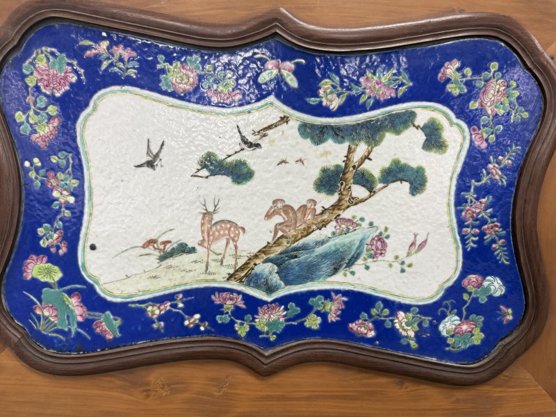 清晚期粉彩蓝地四季花卉纹开光喜鹿封侯纹挂屏（带木框） - 图6