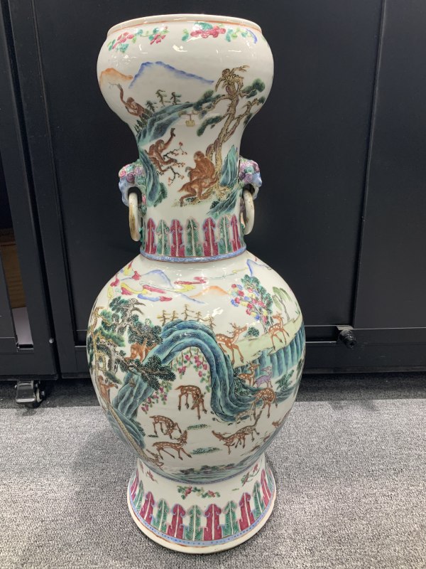 清道光粉彩喜鹿封侯纹蒜头口兽耳衔环大瓶 - 图4