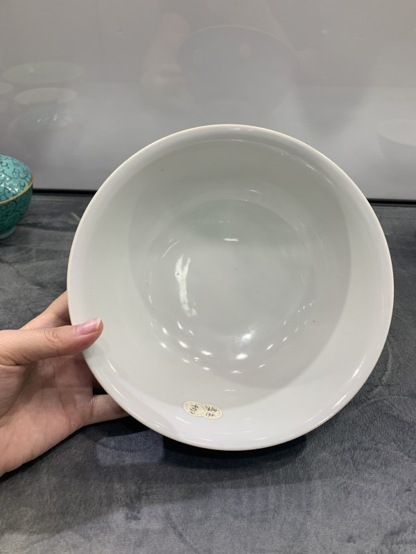 清乾隆蓝地轧道粉彩皮球花卉纹大碗 - 图5