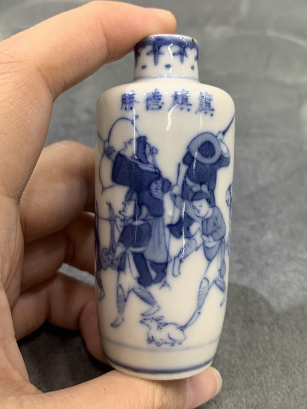 清晚期青花旗开得胜人物故事纹鼻烟壶 - 图2