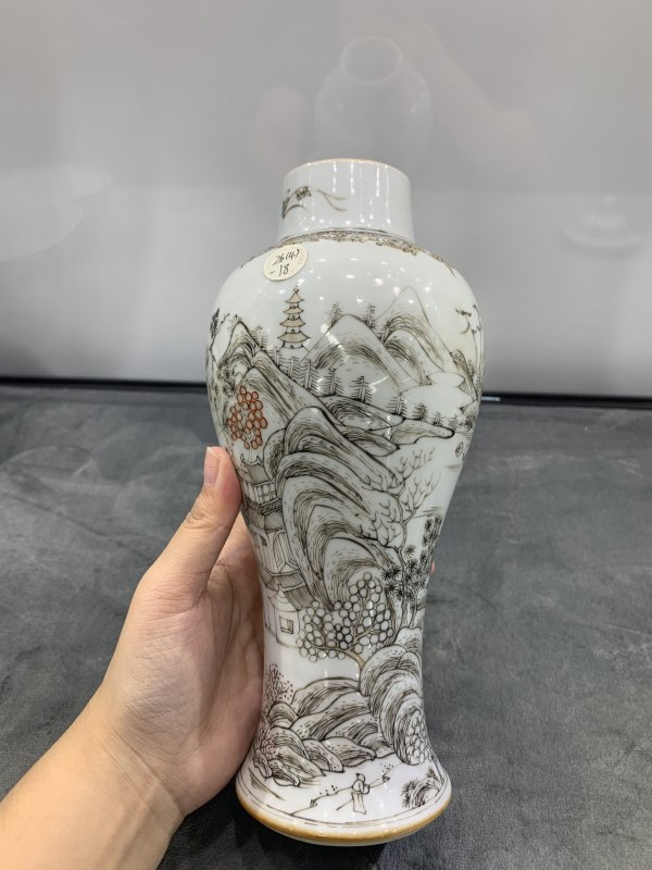 清雍正墨彩矾红描金山水楼阁纹盖瓶 - 图5
