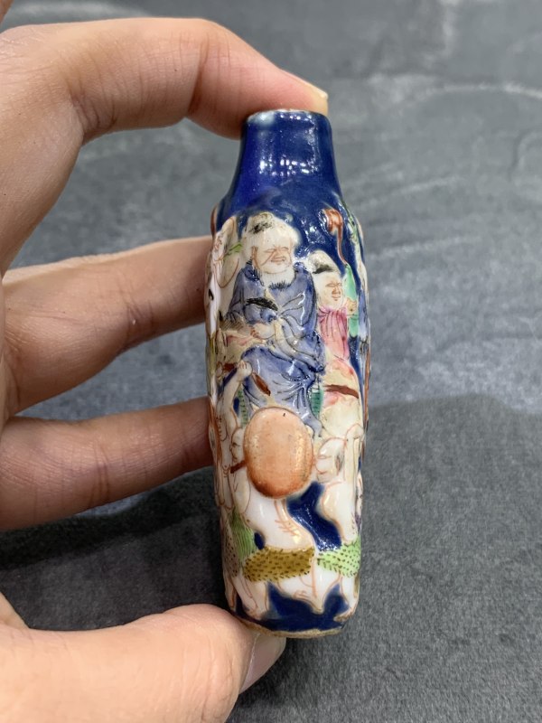 清中期蓝地堆塑粉彩钟馗嫁妹人物故事纹鼻烟壶 - 图5