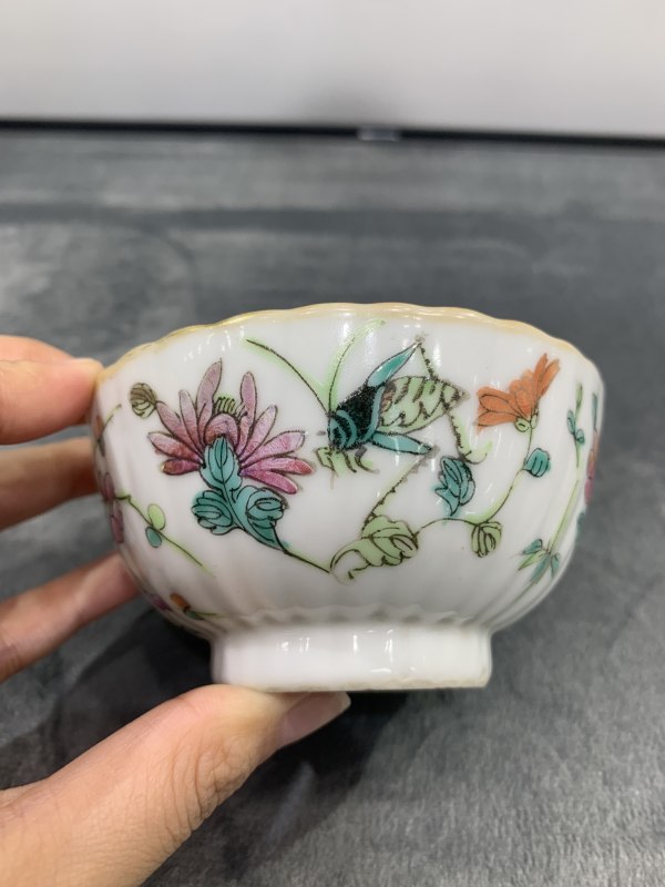 清同治粉彩飞黄腾达纹模印花口碗 - 图2