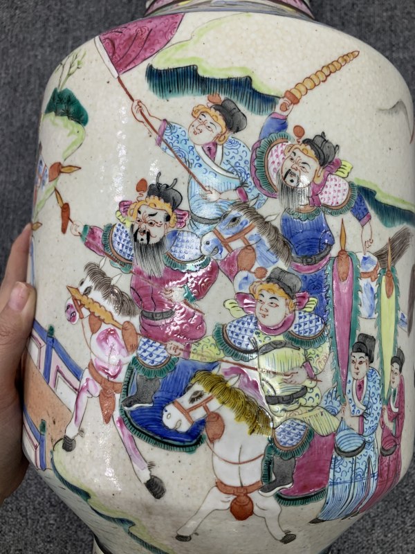 清咸丰哥釉铁骨泥粉彩刀马人故事纹花口大瓶 - 图12