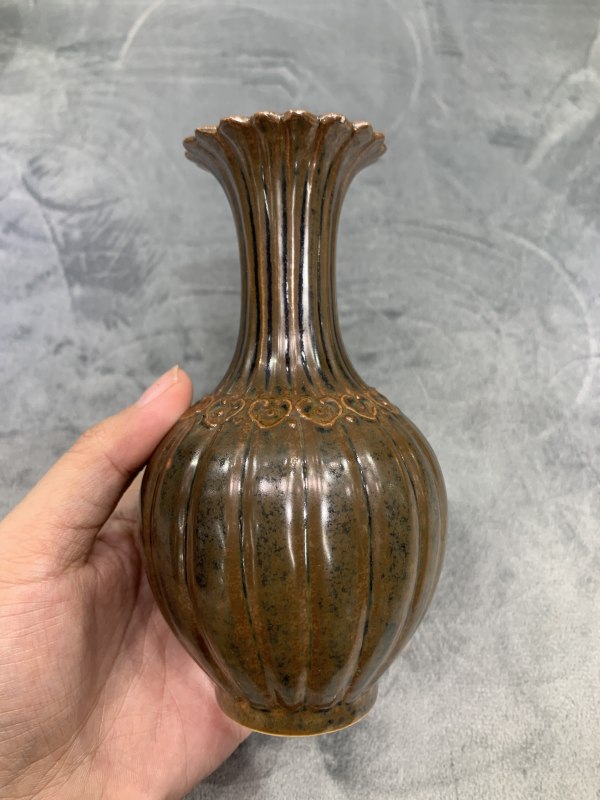 清中期紫金釉堆塑如意纹菊瓣瓶 - 图3