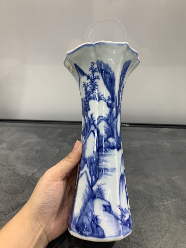 清康熙青花山水楼阁纹海棠形花觚 - 图3