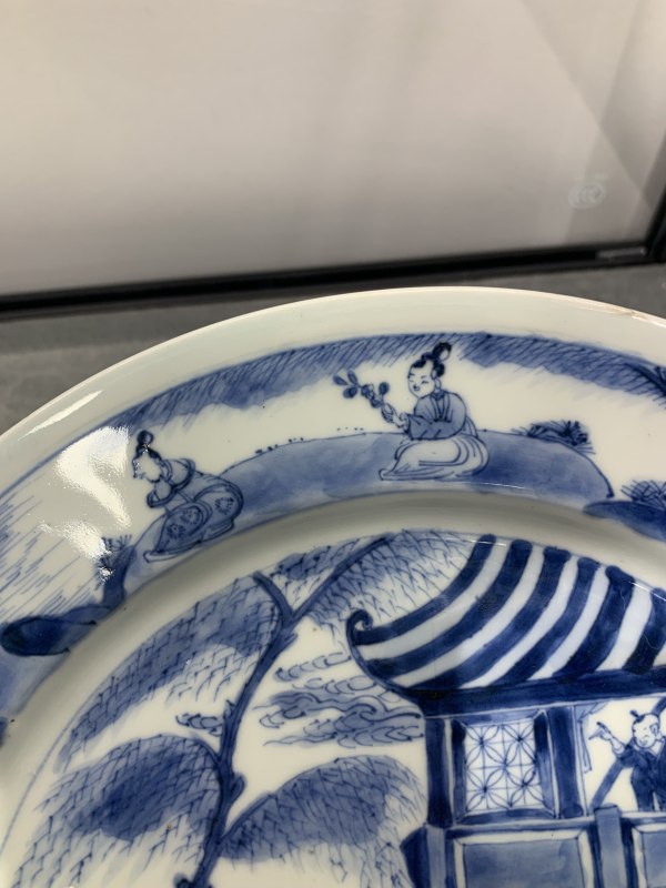 清康熙青花合家欢人物故事纹折沿盘 - 图5