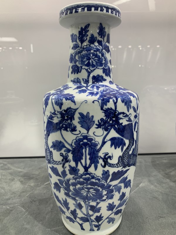 清晚期青花龙穿花棒槌瓶 - 图2