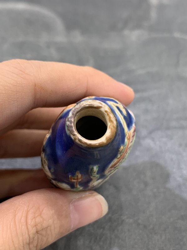 清中期蓝地堆塑粉彩钟馗嫁妹人物故事纹鼻烟壶 - 图6