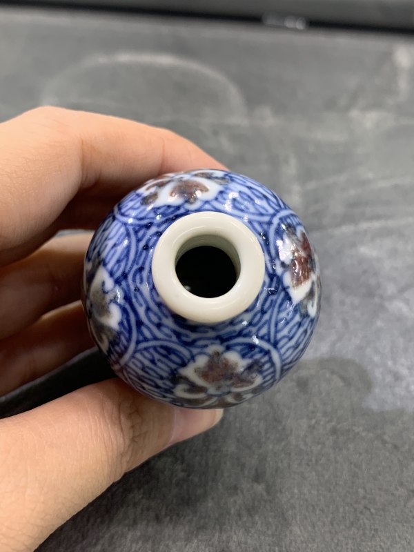 清中期青花釉里红缠枝花卉纹鼻烟壶 - 图6