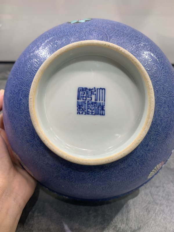 清乾隆蓝地轧道粉彩皮球花卉纹大碗 - 图6