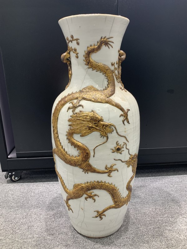 清咸丰哥釉铁骨泥描金赶珠龙纹梅花耳大瓶 - 图2