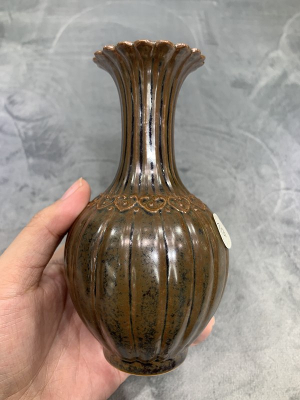 清中期紫金釉堆塑如意纹菊瓣瓶 - 图4