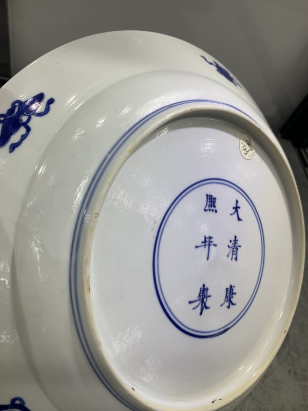 清康熙青花惠明寄书人物故事纹折沿大盘 - 图8