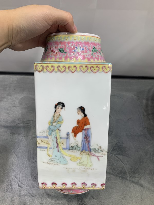 民国粉彩仕女人物故事纹四方琮式瓶 - 图3
