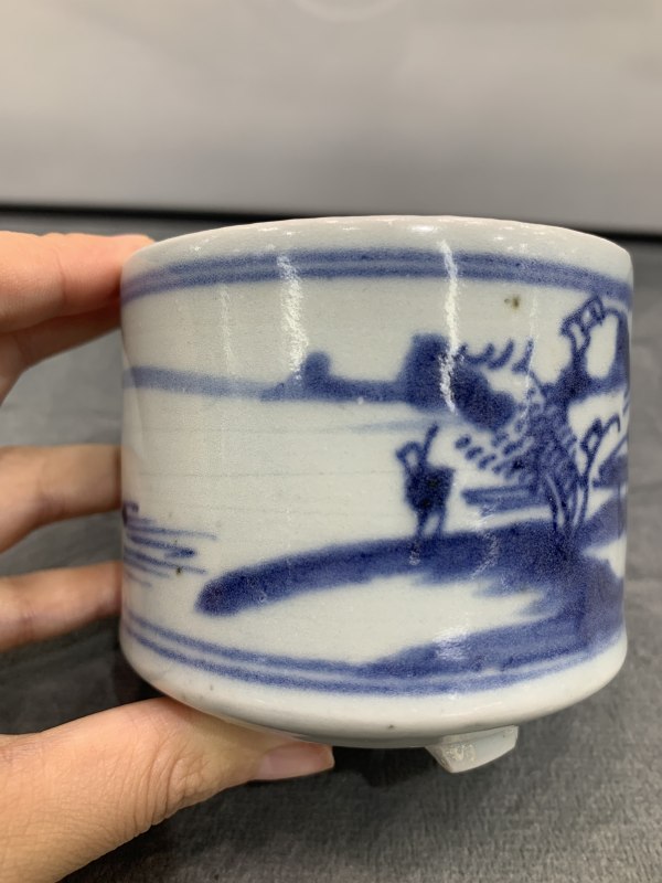 清乾隆青花山水楼阁人物纹三足小炉 - 图6