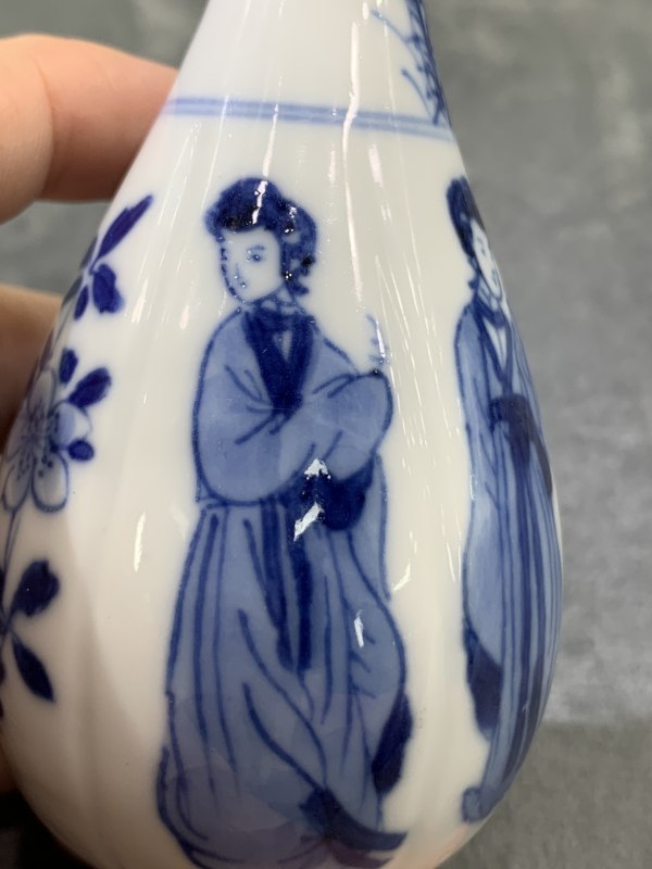 清康熙青花四美图瓜棱小胆瓶 - 图8