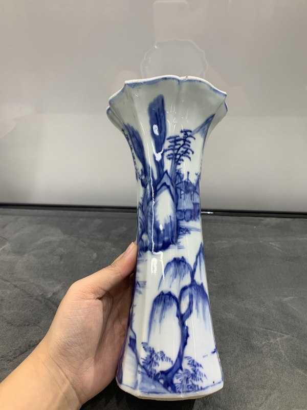 清康熙青花山水楼阁纹海棠形花觚 - 图4