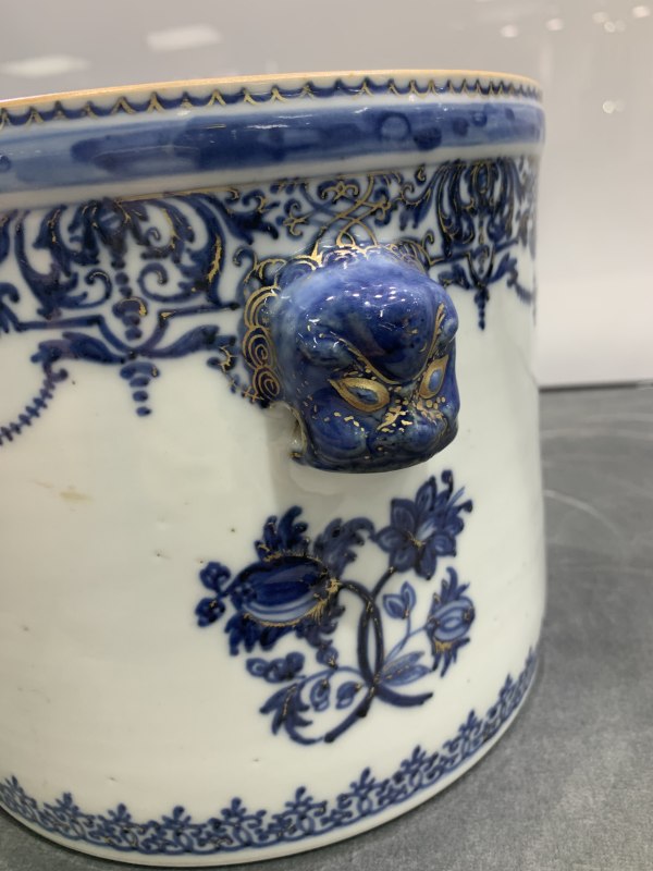 清乾隆青花描金璎珞纹折枝花卉纹兽耳笔筒 - 图10