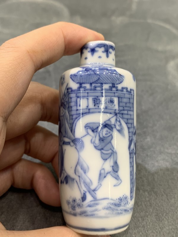 清晚期青花旗开得胜人物故事纹鼻烟壶 - 图4