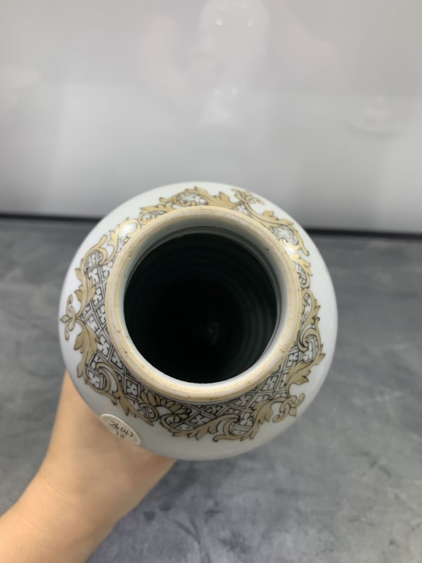 清雍正墨彩矾红描金山水楼阁纹盖瓶 - 图7