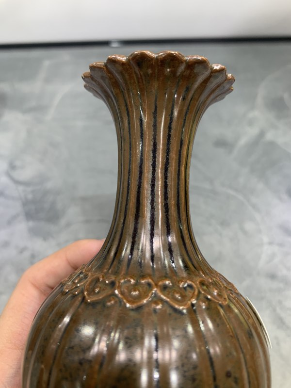 清中期紫金釉堆塑如意纹菊瓣瓶 - 图5
