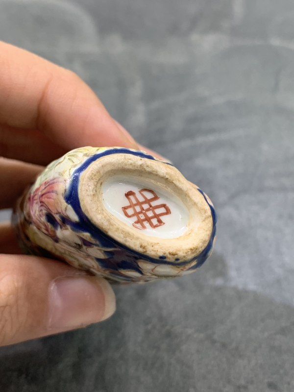 清中期蓝地堆塑粉彩钟馗嫁妹人物故事纹鼻烟壶 - 图7
