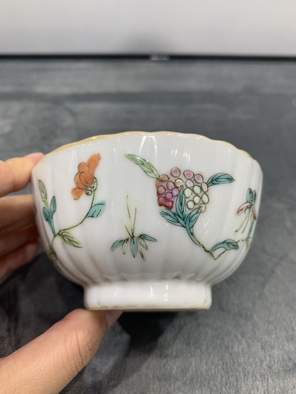 清同治粉彩飞黄腾达纹模印花口碗 - 图4