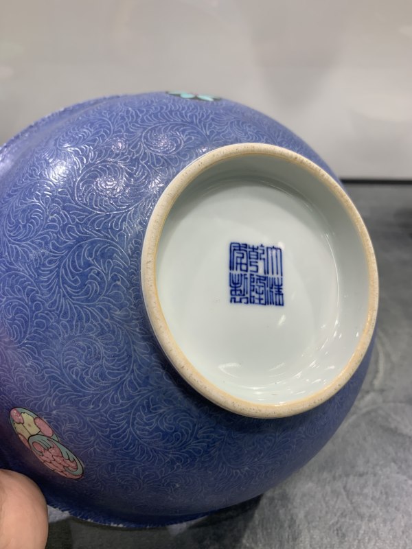 清乾隆蓝地轧道粉彩皮球花卉纹大碗 - 图7