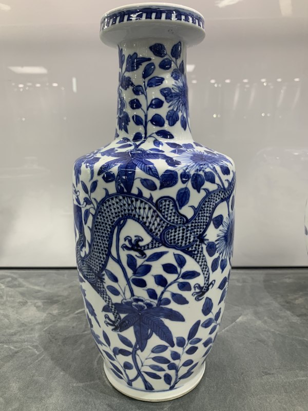 清晚期青花龙穿花棒槌瓶 - 图3