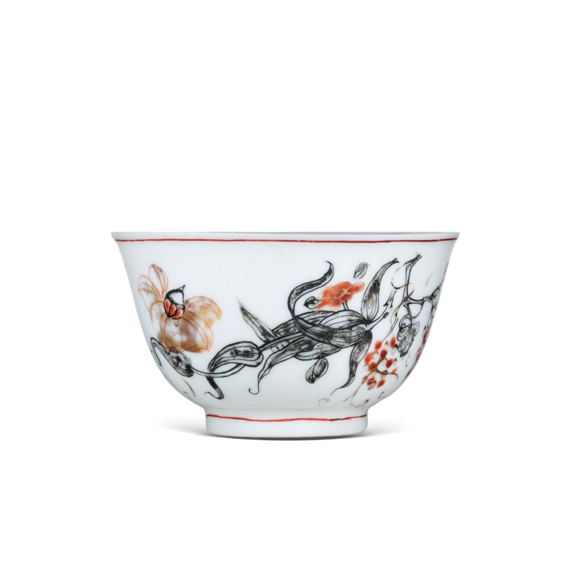 清雍正墨彩矾红描金外葡萄纹内金玉满堂纹小杯
