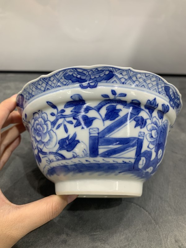 清中期青花洞石牡丹花卉纹花口折腰盖碗 - 图2