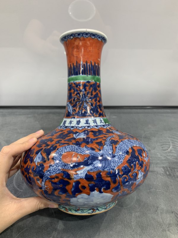 清中期矾红地青花穿花龙纹弦纹赏瓶 - 图2