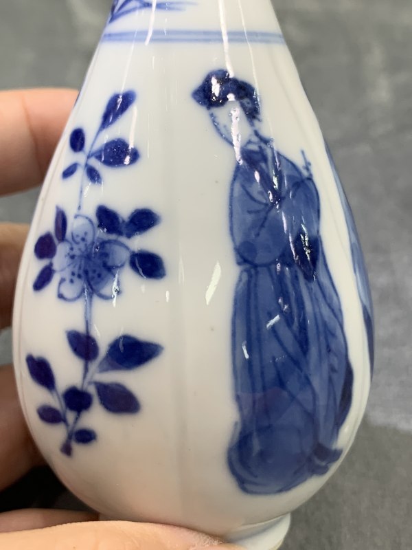 清康熙青花四美图瓜棱小胆瓶 - 图9