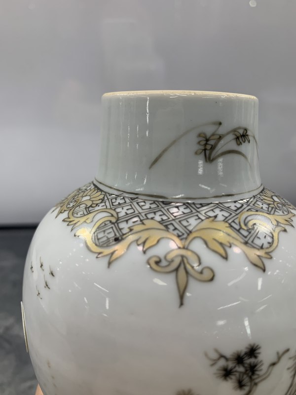 清雍正墨彩矾红描金山水楼阁纹盖瓶 - 图8