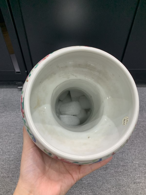 清道光粉彩喜鹿封侯纹蒜头口兽耳衔环大瓶 - 图6