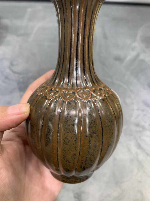 清中期紫金釉堆塑如意纹菊瓣瓶 - 图6