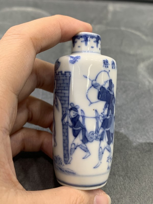 清晚期青花旗开得胜人物故事纹鼻烟壶 - 图5