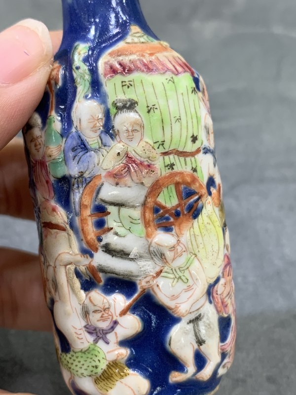 清中期蓝地堆塑粉彩钟馗嫁妹人物故事纹鼻烟壶 - 图8
