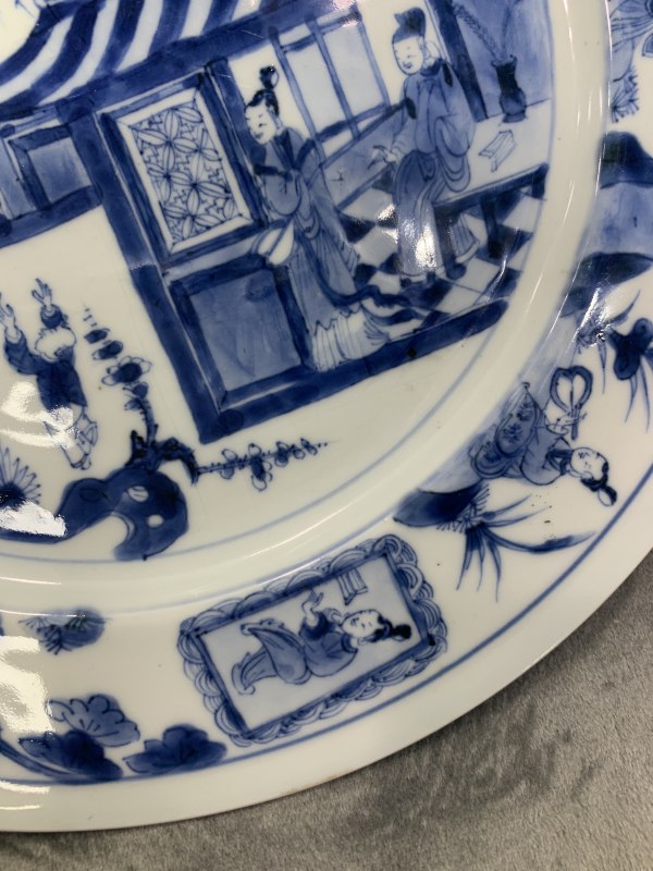 清康熙青花合家欢人物故事纹折沿盘 - 图7